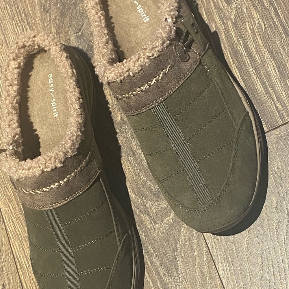 Women’s Easy Spirit Slip on Faux Fur Lined shoes. Size 11wide, new without tag.